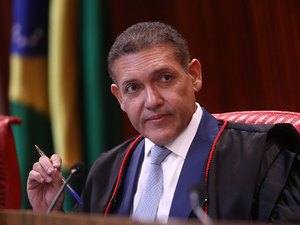 Nunes Marques toma posse na presidência do TSE e vai comandar eleições