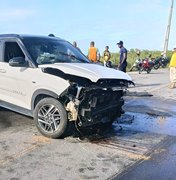 Carro tomba na rodovia AL-460 em Porto de Pedras