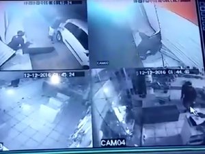 Câmeras de vigilância flagram invasão de criminosos em loja de celulares