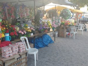 Comércio já está montado em frente ao Cemitério Municipal de Arapiraca