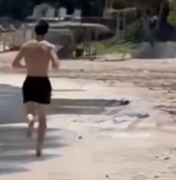 Shawn Mendes é flagrado correndo na praia de São Miguel dos Milagres