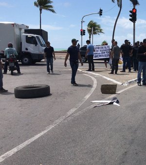 Integrantes da reserva técnica da PM realizam protesto no acesso a Maceió