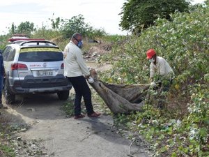 Polícia encontra corpo em terreno baldio com bilhete 'ladrão da igreja'