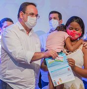 Prefeito Luciano Barbosa entrega Cartão Cria a mães de Arapiraca
