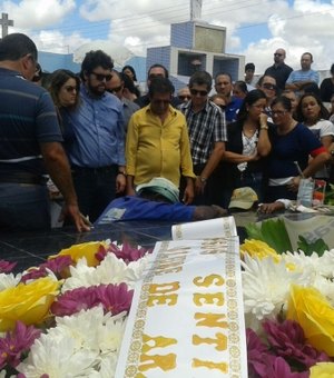 Membros da sociedade e autoridades politicas dão adeus a João Nascimento