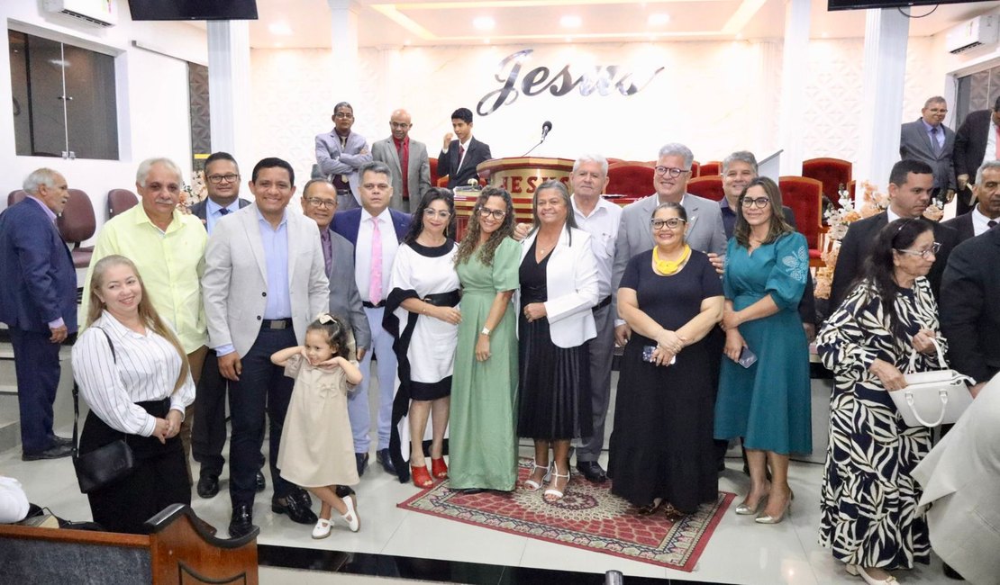 Tia Júlia, Júlio Cezar e secretários prestigiam culto em ação de graças aos 136 anos de Emancipação Política de Palmeira