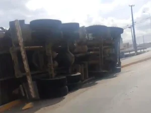 Caçamba cheia de entulho tomba em curva na AL-110 em Arapiraca