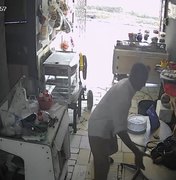 Videomonitoramento flagra homem furtando bolsa em estabelecimento comercial do Eustáquio Gomes