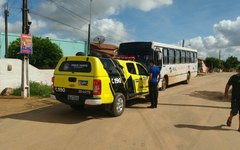 Ônibus da Real Arapiraca foi impedido de seguir viagem durante protesto