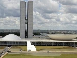 Mesmo na crise, Congresso paga supersalários