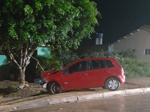 Motorista perde controle de veículo e colide em árvore no município de Lagoa da Canoa