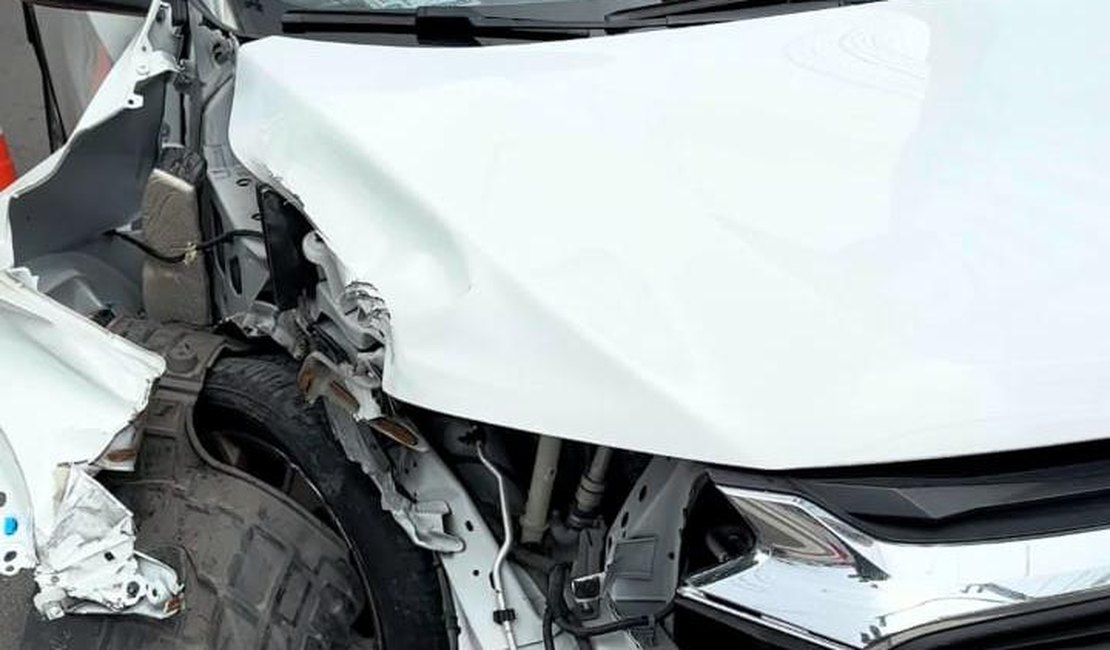 [Vídeo] ﻿Idoso passa mal ao volante, bate carro contra semáforo e é socorrido na Ponta Verde