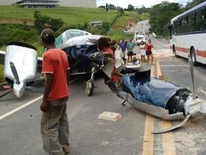 Bimotor sofre pane e faz pouso forçado em rodovia de SP