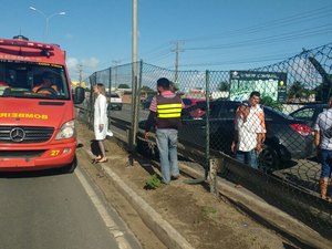Mulher sofre acidente e acaba com pneu de carro estourado na AL-220 