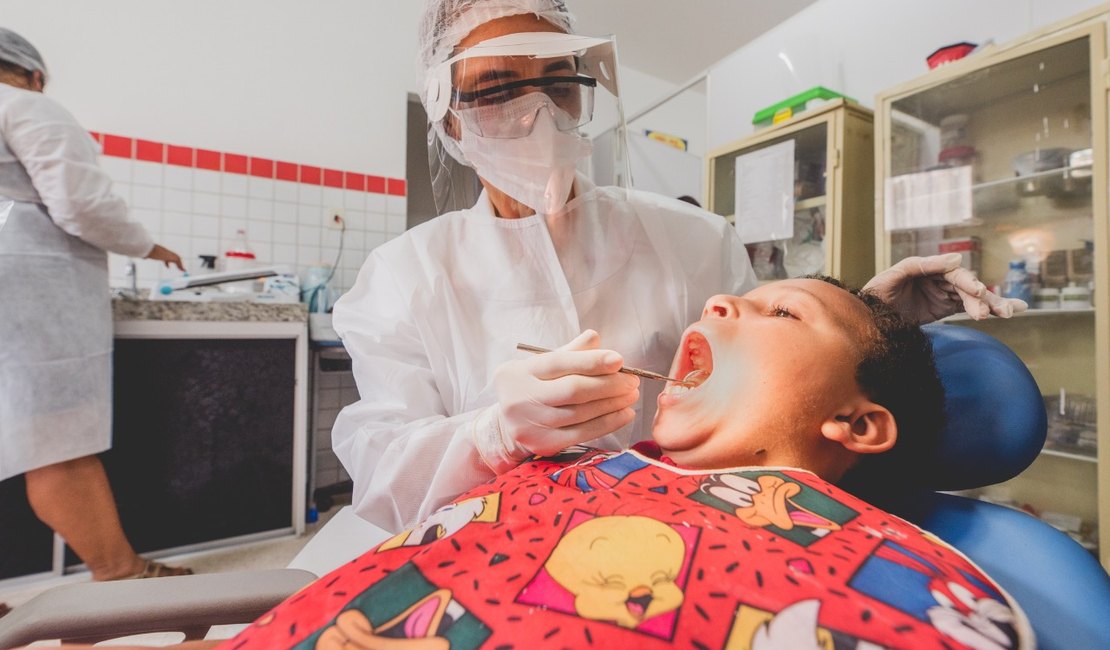Escola oferece serviço odontológico gratuito e beneficia 800 alunos por ano