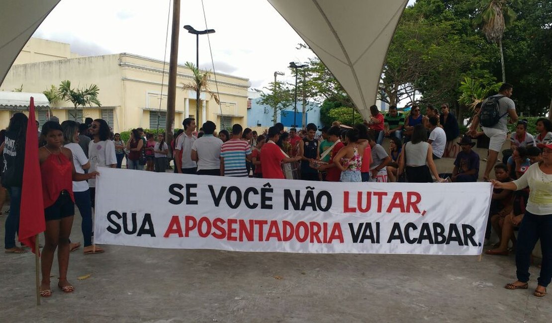 [Vídeo] Sindicatos e movimentos sociais paralisam atividades em Alagoas 
