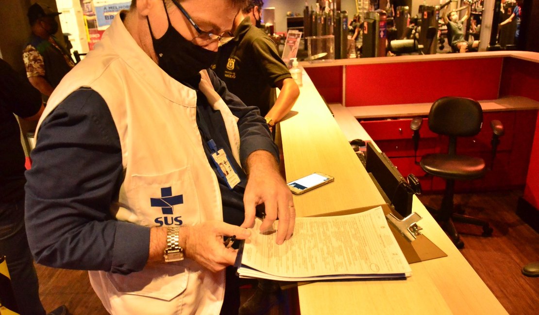 Academia é notificada por excesso de usuários durante fiscalização em Maceió