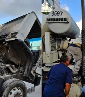 Influenciador para e ajuda trabalhador durante incêndio em caminhão em Maceió