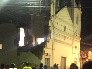 [Vídeo] Fortes chuvas derrubam torre de igreja em Atalaia 