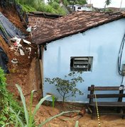 Chuva provoca deslizamentos de barreiras e alagamento de ruas no Recife