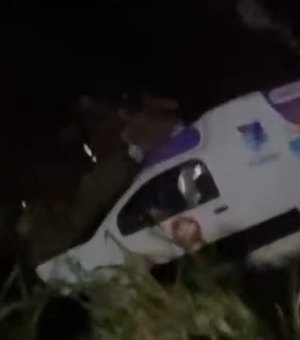 Ambulância de prefeitura cai em ribanceira e é removida com guindaste em Rio Largo