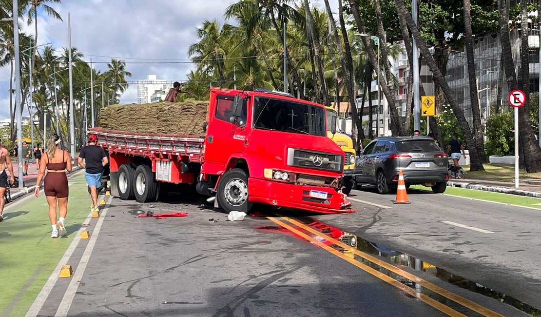 Acidente entre caminhão e carro deixa trânsito lento na orla de Ponta Verde