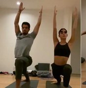 Bruna Marquezine e Enzo Celulari mostram flexibilidade em exercícios