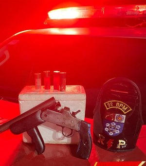 Homem é preso com espingarda dentro do carro no município de Delmiro Gouveia