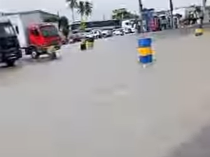 Fortes chuvas provocam alagamentos no bairro Canafístula, em Arapiraca