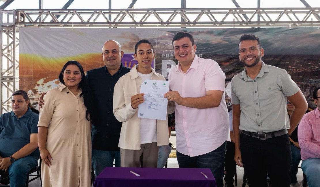 Prefeito de Rio Largo  realiza pagamento retroativo de reajuste salarial e empossa mais de 60 servidores da educação