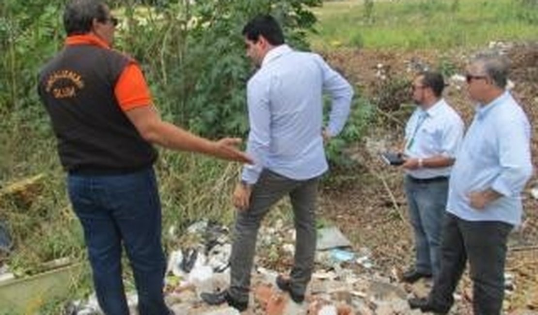 Slum flagra descarte irregular de lixo em hospital do Farol