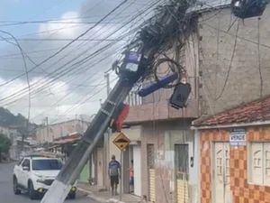 Caminhão danifica poste e deixa fiação elétrica em risco no Manoel Teles