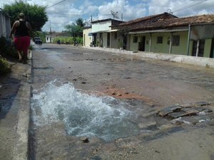 Cano de água estoura, jorra água límpida e alaga rua