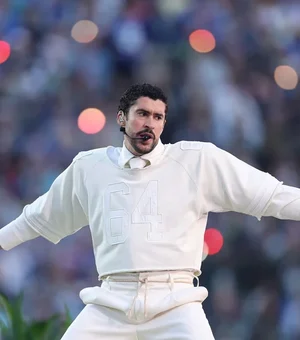 Web aponta que Bad Bunny usou colete à prova de balas no Super Bowl