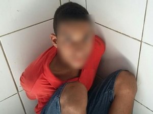 Passageiros rendem menor que fingiu estar armado para assaltar coletivo; comparsa fugiu