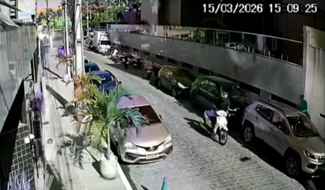 [Vídeo] Homem furta motocicleta próximo à Praça Gogó da Ema, na Ponta Verde