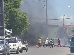 Manifestantes fecham rua próximo ao terminal do Mercado, em Maceió 