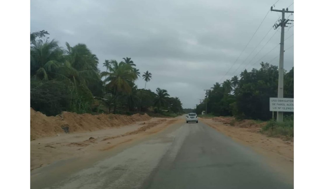 Chuvas fazem lama invadir rodovia AL 465 em Japaratinga