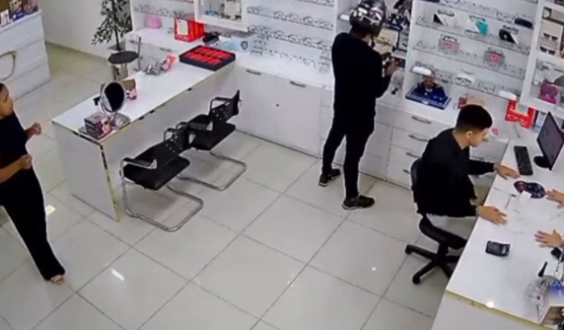 Assalto em plena luz do dia assusta clientes de ótica no Centro de Arapiraca