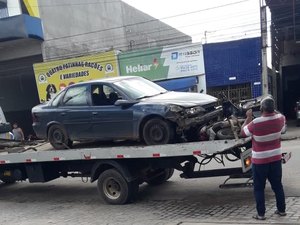 Carro atinge motocicleta que saía de posto de gasolina em Arapiraca