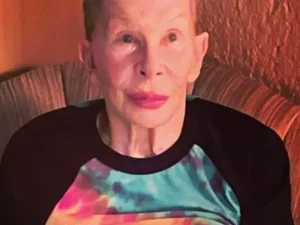Rita Lee reaparece em foto divulgada pelo marido após cura de câncer