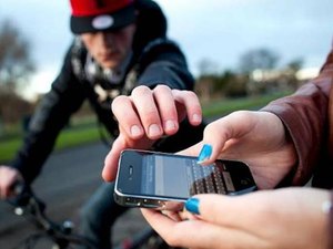 Homem é assaltado na porta de casa por homens em bicicleta