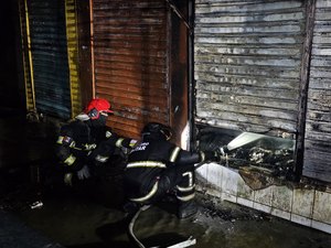 Incêndio atinge e destrói barracas na Feira do Rato, no Centro de Maceió