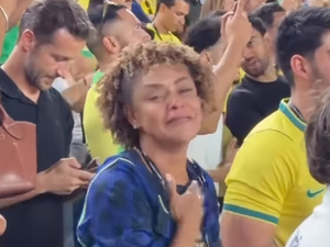 Mãe de Matheus Cunha se emociona nas arquibancadas após dois gols do filho