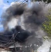 Incêndio de grandes proporções atinge galpão de recicláveis na Cidade Universitária