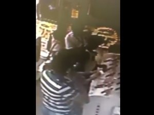 Trio rouba celular de loja e câmeras de videomonitoramento flagram ação