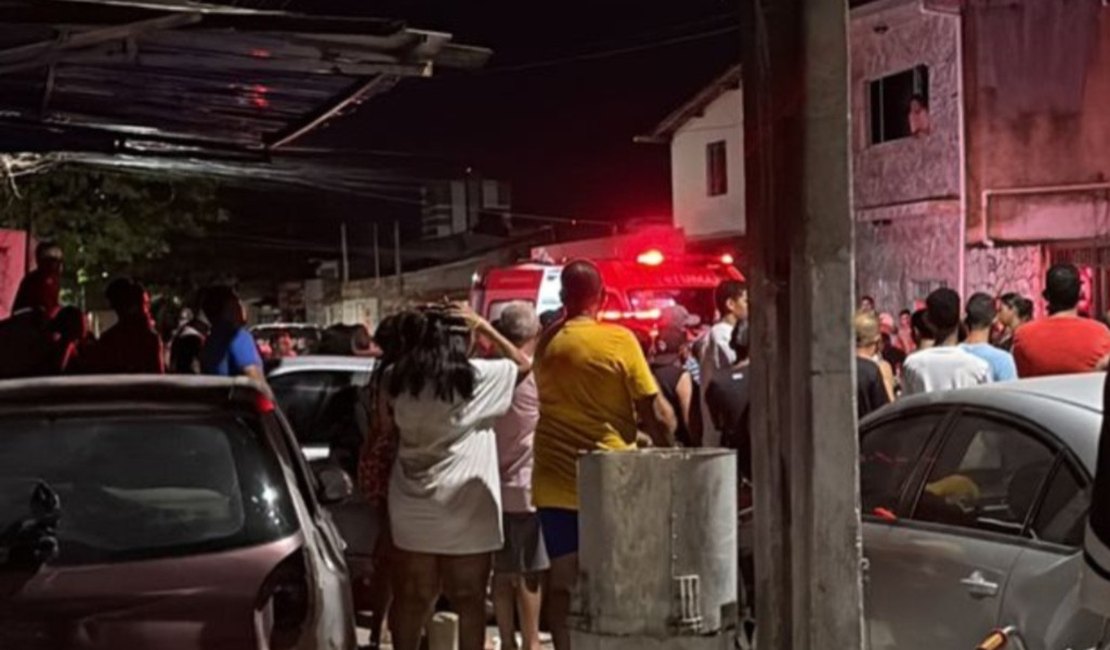 Vídeo mostra homem sendo baleado na Jatiúca; suspeitos continuam foragidos