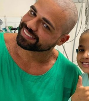 Paciente de 8 anos que retirou tumor cerebral raspa cabelo de médico
