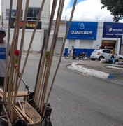 O homem das vassouras: mais de meio século de trabalho e tradição pelas ruas de Arapiraca
