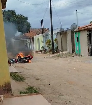 [Vídeo] Mulher toca fogo em moto do companheiro na Vila São José, em Arapiraca